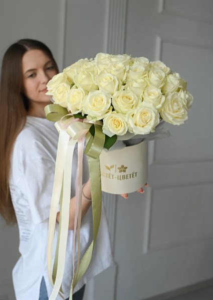 Композиция в коробке с белыми розами (31шт) 73 в Липецке