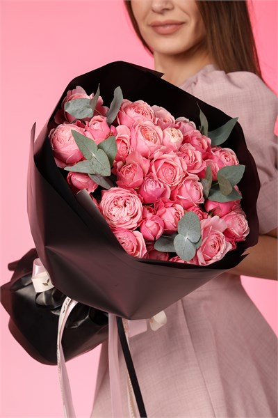 Пионовидные розы Мисти Баблз с эвкалиптом в черной PREMIUM упаковке 806