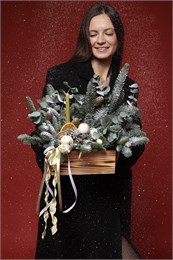 Зимняя композиция в ящике "Шишки и цитрусы" (Размер М) 746