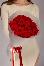 Красные розы 60см в упаковке Туман (15шт) 810