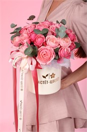 Пионовидные розы Сильвия Пинк с эвкалиптом в коробке (размер S) 808