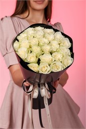 Белых роз Кения 40см в черной PREMIUM упаковке (25 шт.) 814