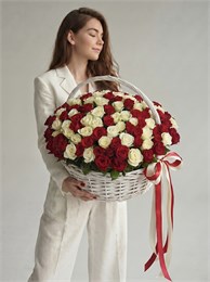 Красно-белые розы в корзине (размер L, 101шт) 413 в Липецке