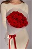 Красные розы 60см в упаковке Туман (15шт) 810