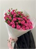 Кустовые розы малиновые Пинк йо в пленке (21шт) 345687 в Липецке