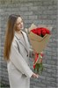 Красные розы в крафте (15шт) 149210 в Липецке