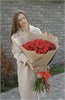 Красные розы в крафте (51шт) 149228 в Липецке